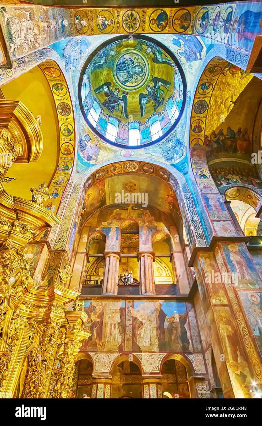 KIEV, UKRAINE - 18 MAI 2021 : intérieur de la cathédrale Sainte-Sophie avec des décorations ornementales - fresques et mosaïques byzantines, conservées depuis le Moyen-âge Banque D'Images