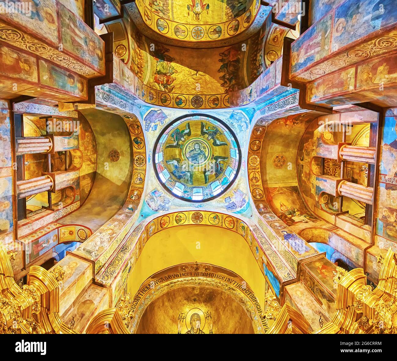 KIEV, UKRAINE - 18 MAI 2021: La vue du dôme intérieur principal et de la voûte de la cathédrale Sainte-Sophie, ornée de fresques et de mosaïques, représentant Jésus C. Banque D'Images