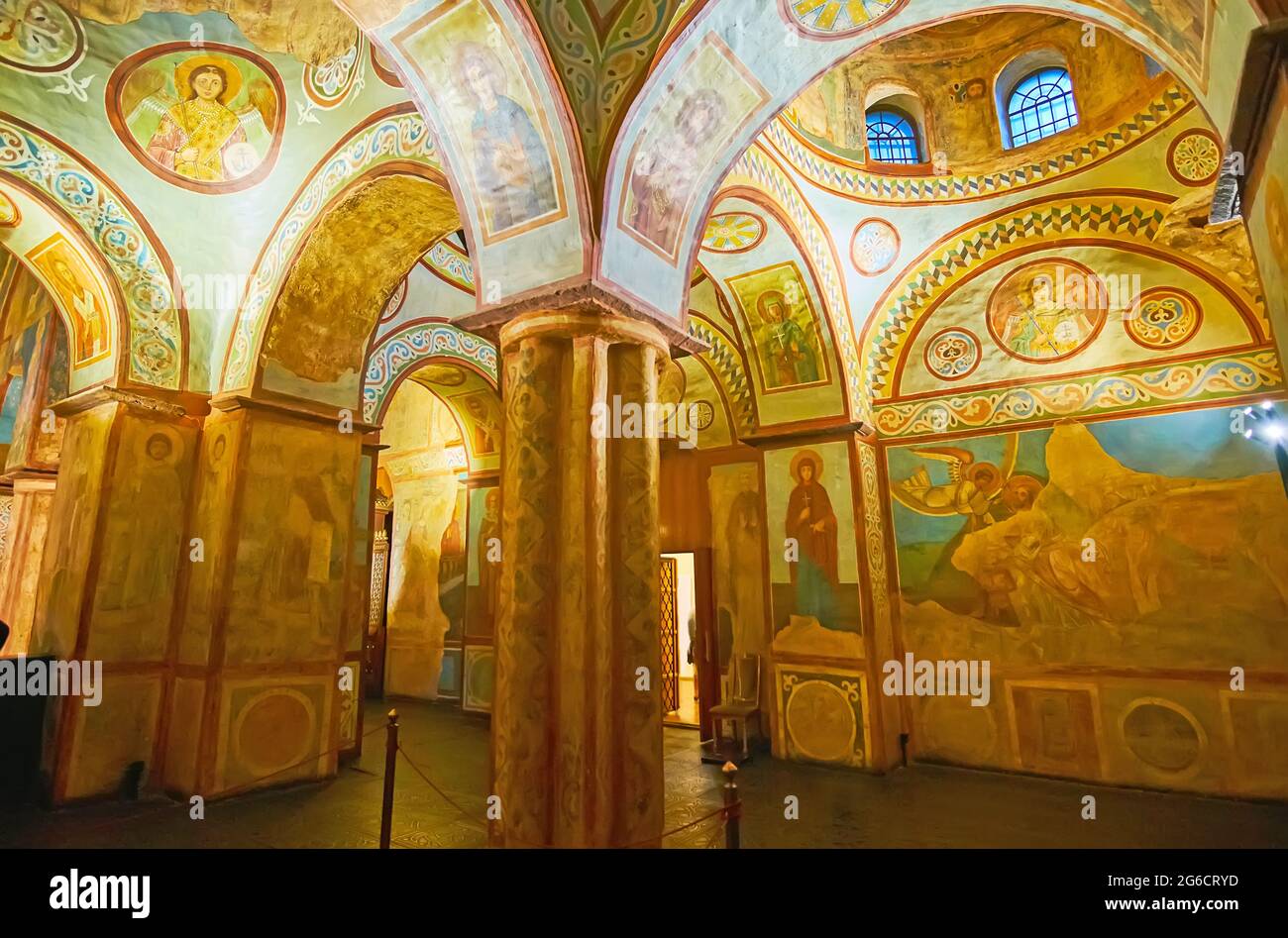 KIEV, UKRAINE - 18 MAI 2021 : les murs et la voûte du chœur de la cathédrale Sainte-Sophie sont couverts de fresques médiévales colorées, le 18 mai à Kiev Banque D'Images