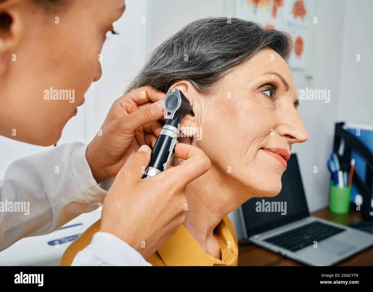 Test auditif pour les personnes matures, otoscopie. Otolaryngologiste  médecin vérifiant l'oreille d'une femme âgée à l'aide d'un otoscope ou d'un  auriscope au centre médical Photo Stock - Alamy