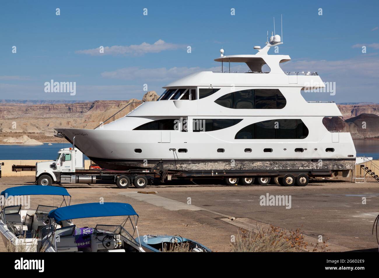 Lake Powell, Utah, États-Unis - 31 octobre 2014 : un très grand yacht nommé Crystal Angel II est relié à un semi-camion pour le transport près du lac Powel Banque D'Images