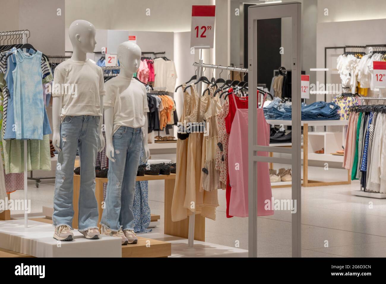 Interieur de marque moderne et tendance de magasin de vetements pour enfants a l interieur du centre commercial Photo Stock Alamy