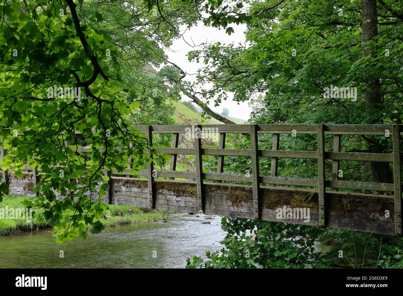 Scène paisible au pont de Gypsy Bank en face de la rivière Dove, Wolfscote Dale dans le Peak District près de Harrington, Derbyshire, Angleterre, Royaume-Uni Banque D'Images