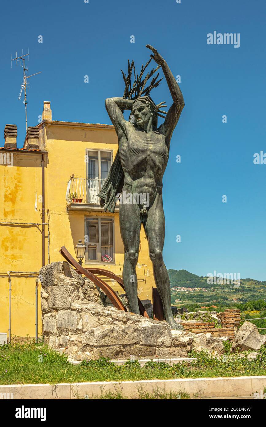 Le monument dédié aux victimes de l'attentat est une sculpture en bronze d'environ 6 mètres de haut, représentant une figure masculine parmi les décombres. Molise Banque D'Images