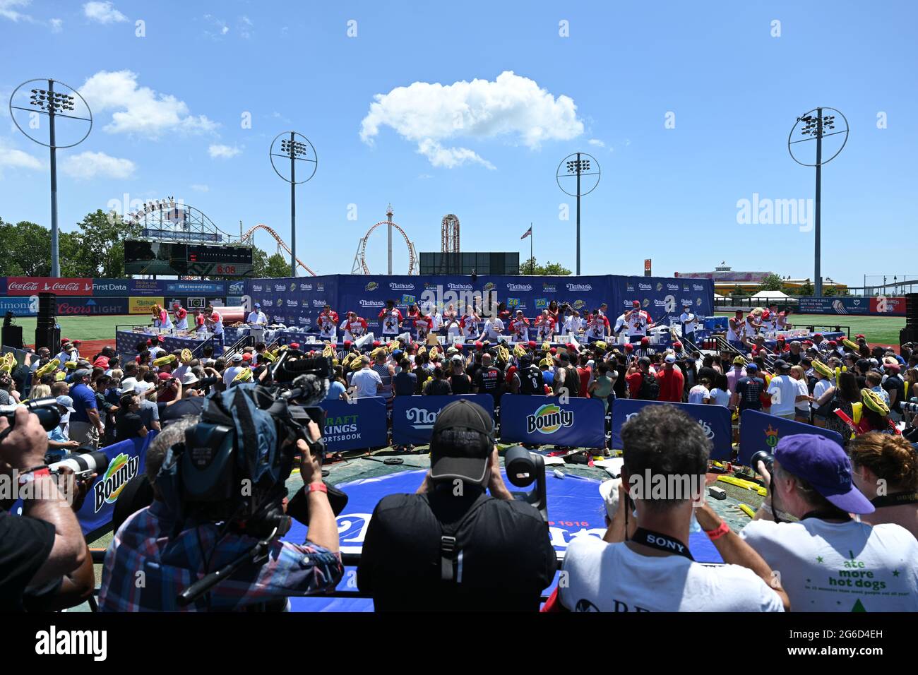 Joey Chestnut et ses concurrents au célèbre concours international de nourriture pour hot dogs du 4 juillet de Nathan à New York. 4 juillet 2021 Banque D'Images