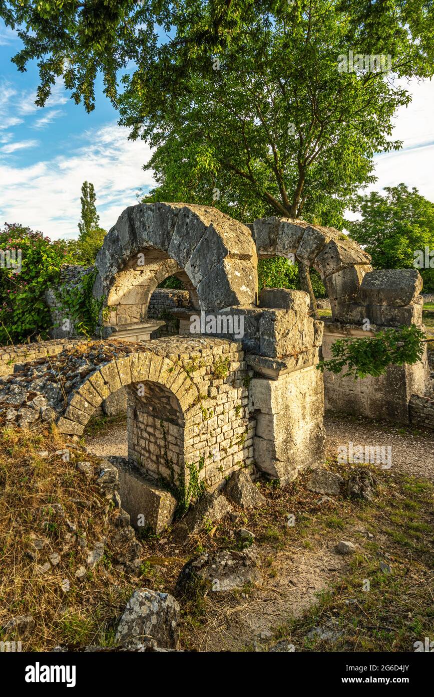 Ruines archéologiques de l'ancien site romain d'Altilia Sepino. Arches à l'entrée du théâtre romain. Parc archéologique de Sepino, Molise Banque D'Images