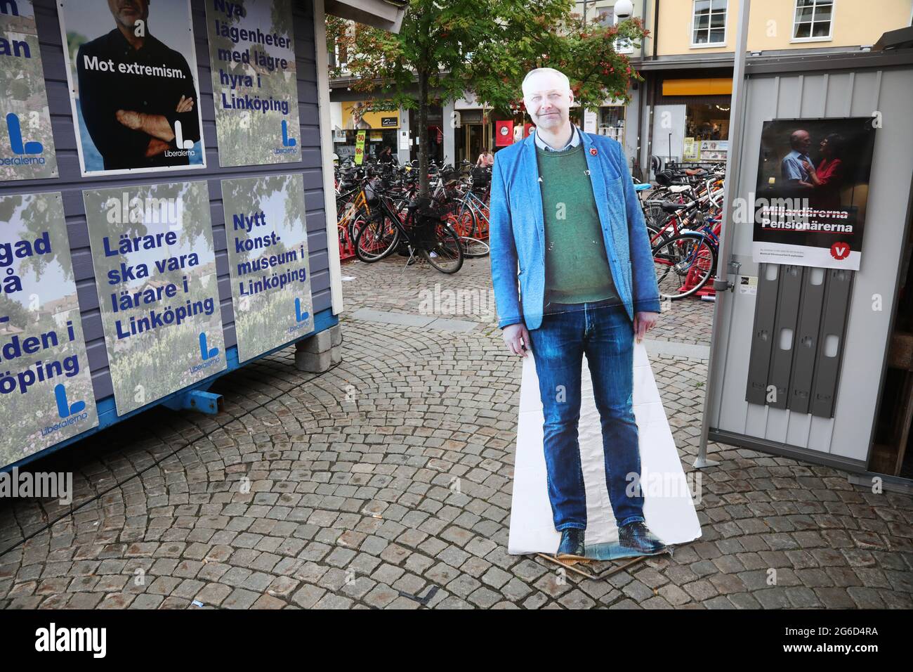 Affiches électorales et huttes de vote sur Trädgårdstorget dans Linköping. Photo de Jonas Sjöstedt (V) du Parti de gauche. Banque D'Images