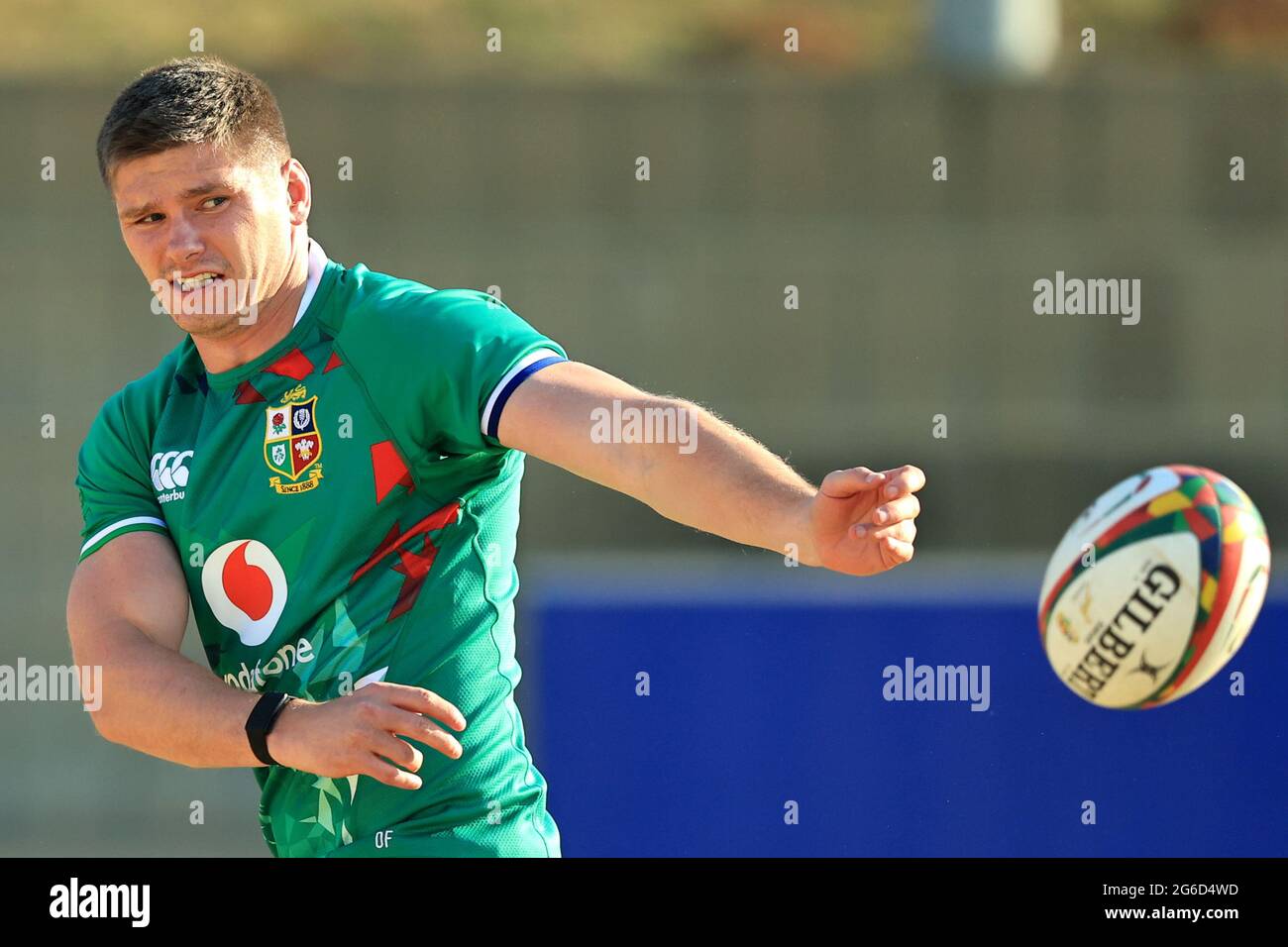 Owen Farrell passe le ballon lors de la séance d'entraînement des Lions britanniques et irlandais au St Peter's College de Johannesburg, en Afrique du Sud. Date de la photo: Lundi 5 juillet 2021. Banque D'Images