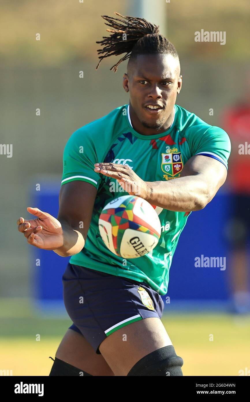 Maro Itoje passe le ballon lors de la séance d'entraînement des Lions britanniques et irlandais au St Peter's College de Johannesburg, en Afrique du Sud. Date de la photo: Lundi 5 juillet 2021. Banque D'Images