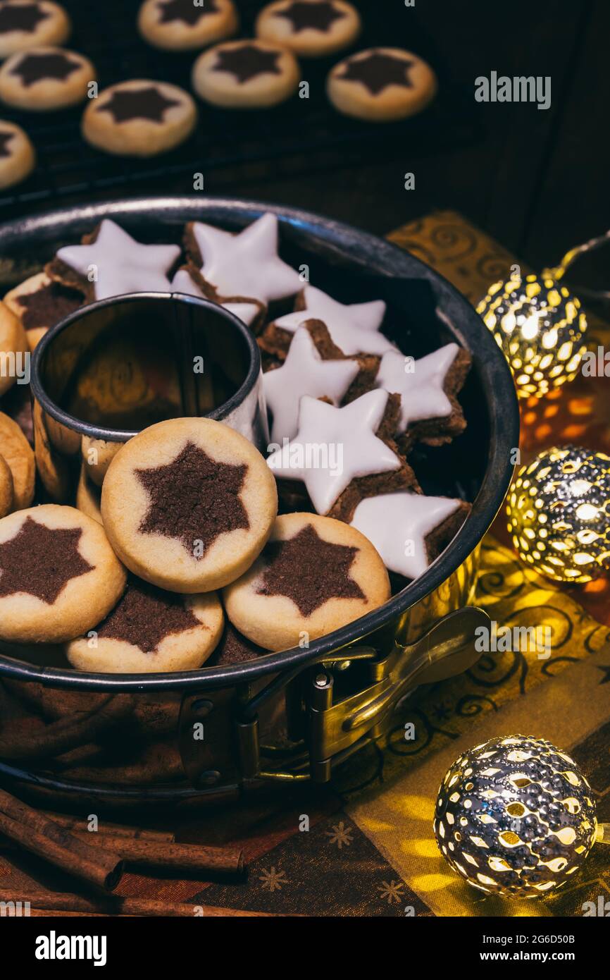 Biscuits de Noël dans un moule rond dans une atmosphère de noël avec des lumières, photo verticale de stock Banque D'Images