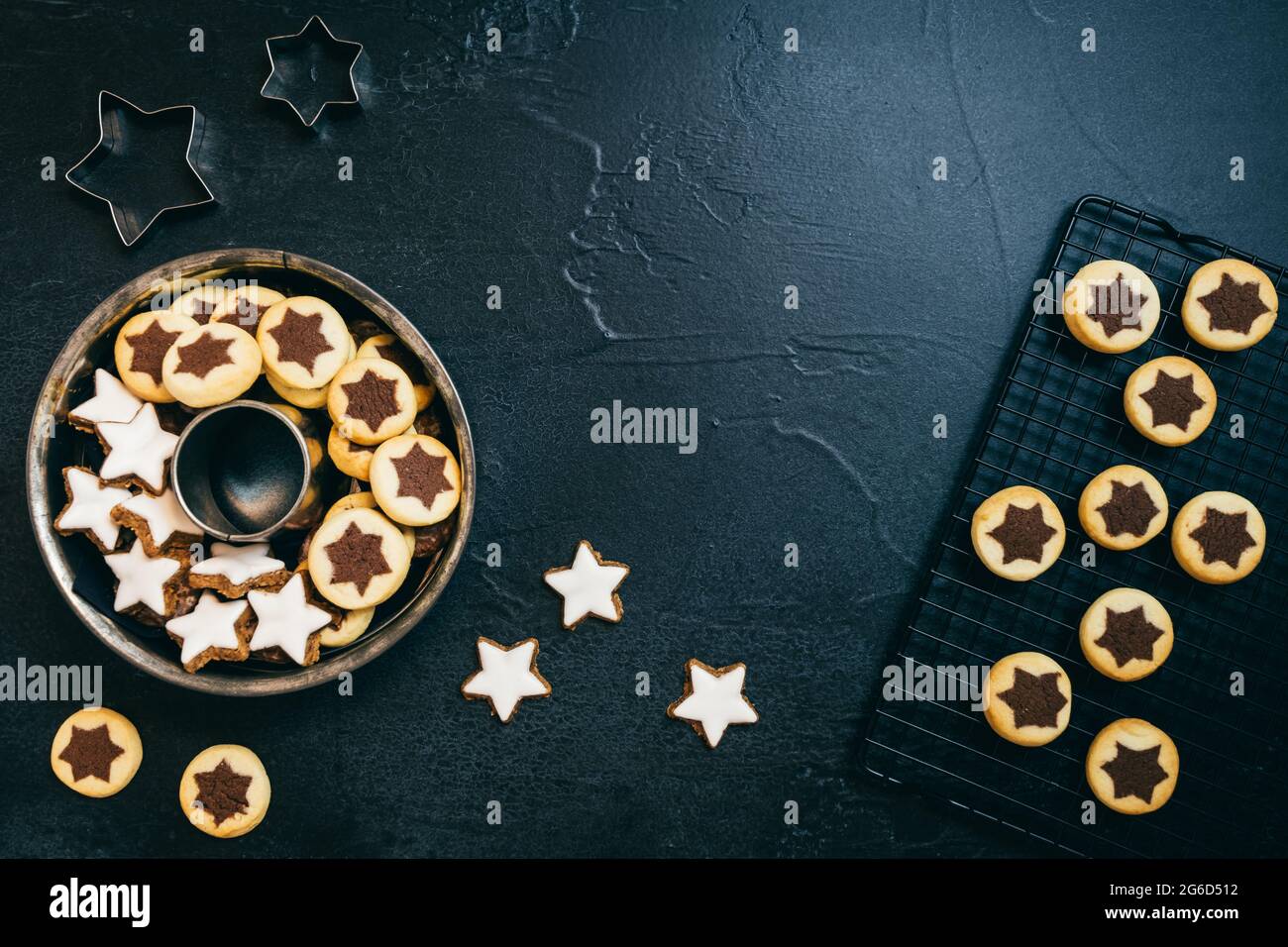 Vue de dessus sur différents biscuits de noël, dans un moule et sur un arrière-plan froid, gris foncé Banque D'Images