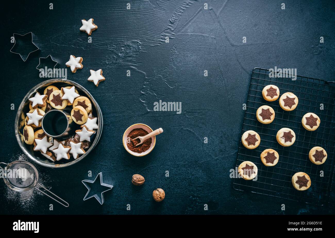 Vue de dessus sur une scène de cuisson de biscuits de noël, fond gris foncé Banque D'Images