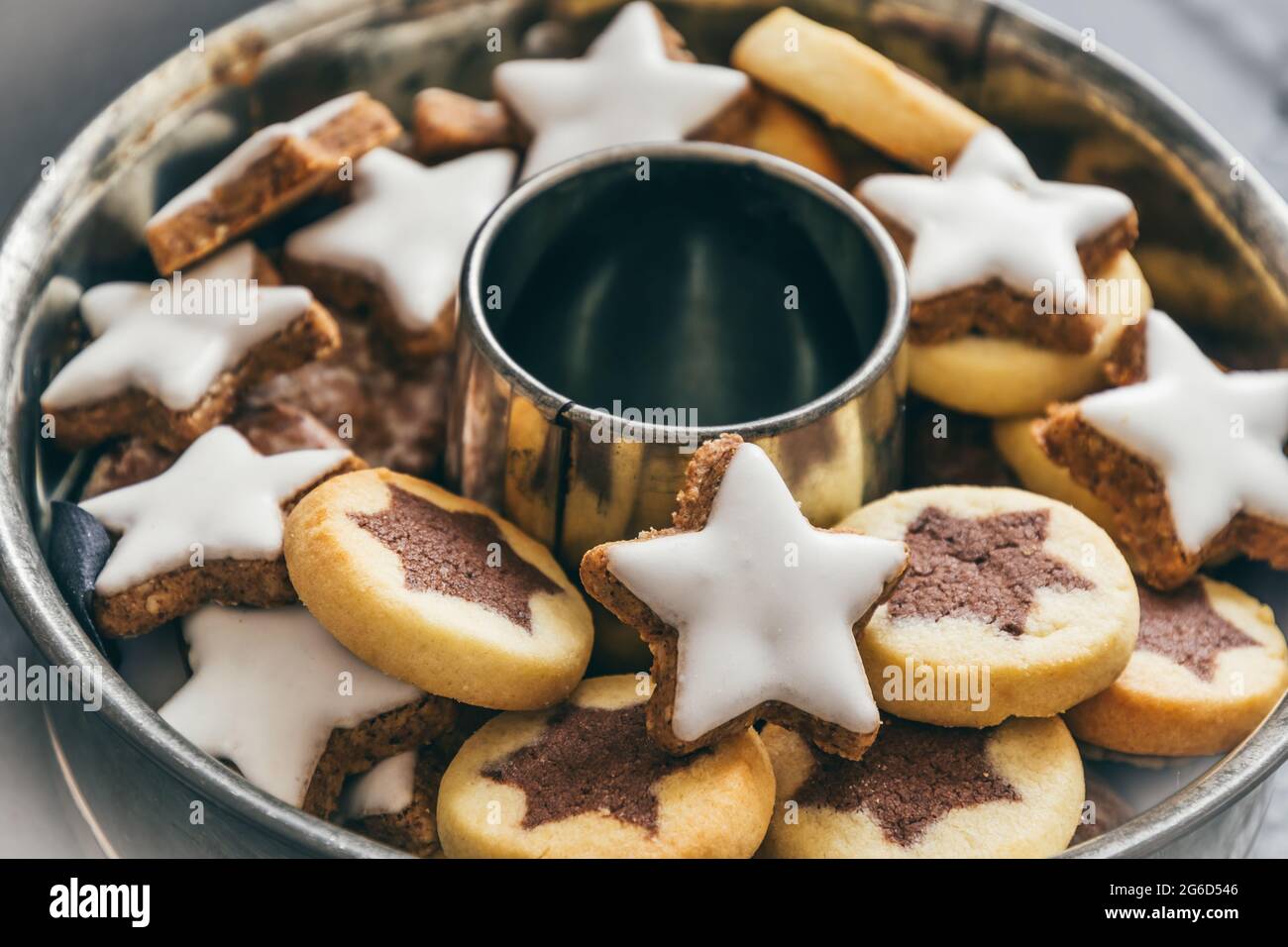 Variété de biscuits de noël servis dans une plaque de cuisson ronde Banque D'Images