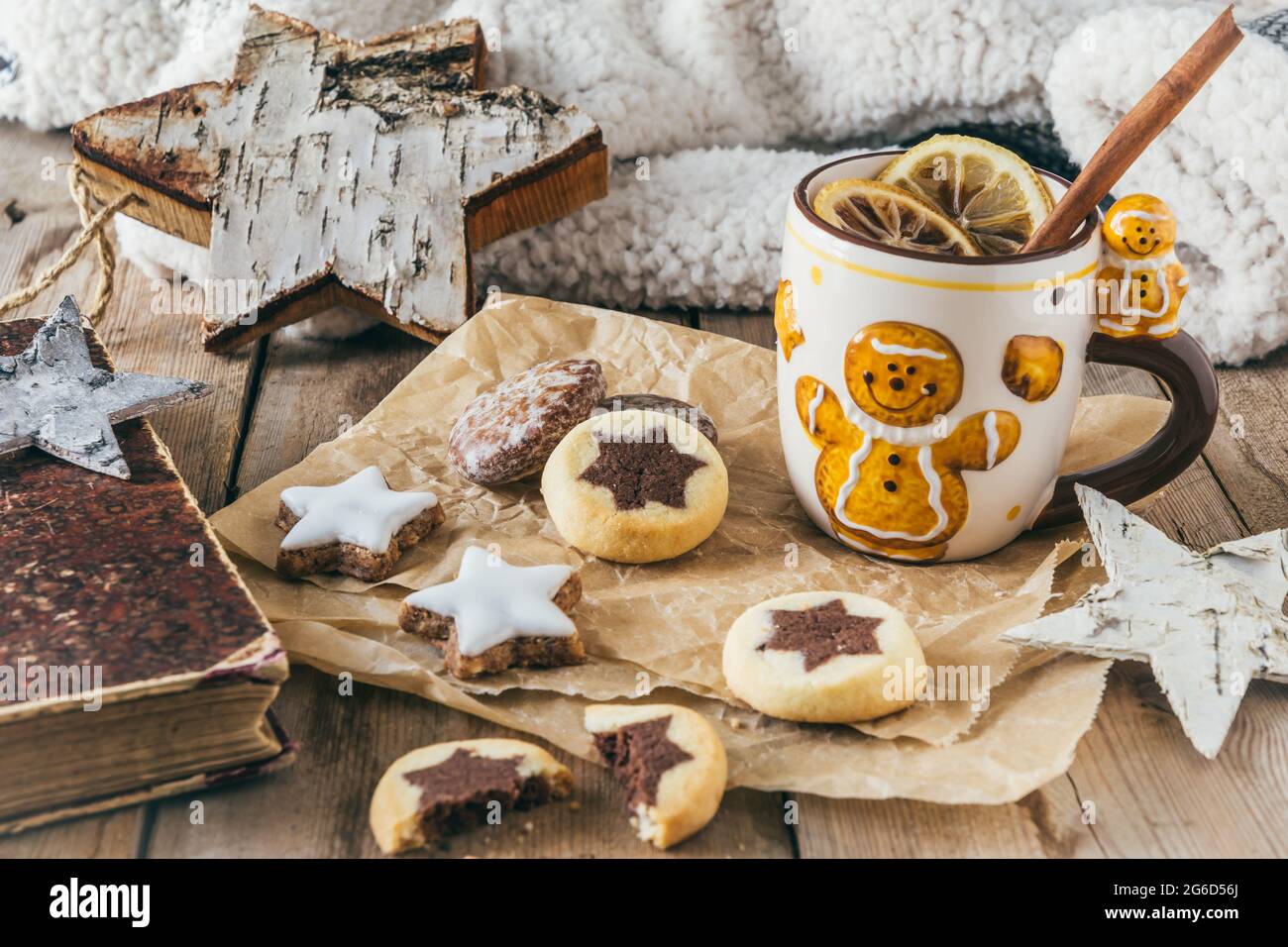 Tasse avec vin chaud ou punch ou thé épicé avec biscuits de noël, couleurs claires harmonieuses, pause-café de noël Banque D'Images