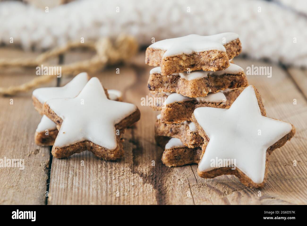 Pile de biscuits aux étoiles de cannelle de noël sur une table en bois, gros plan Banque D'Images