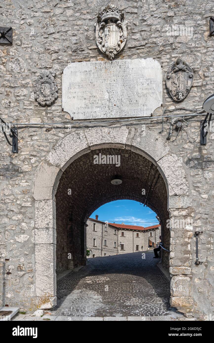 Arche d'entrée du village médiéval de la ville de Vastogiradi. L'arche est dominée par les armoiries des familles qui l'ont possédée. Molise Banque D'Images