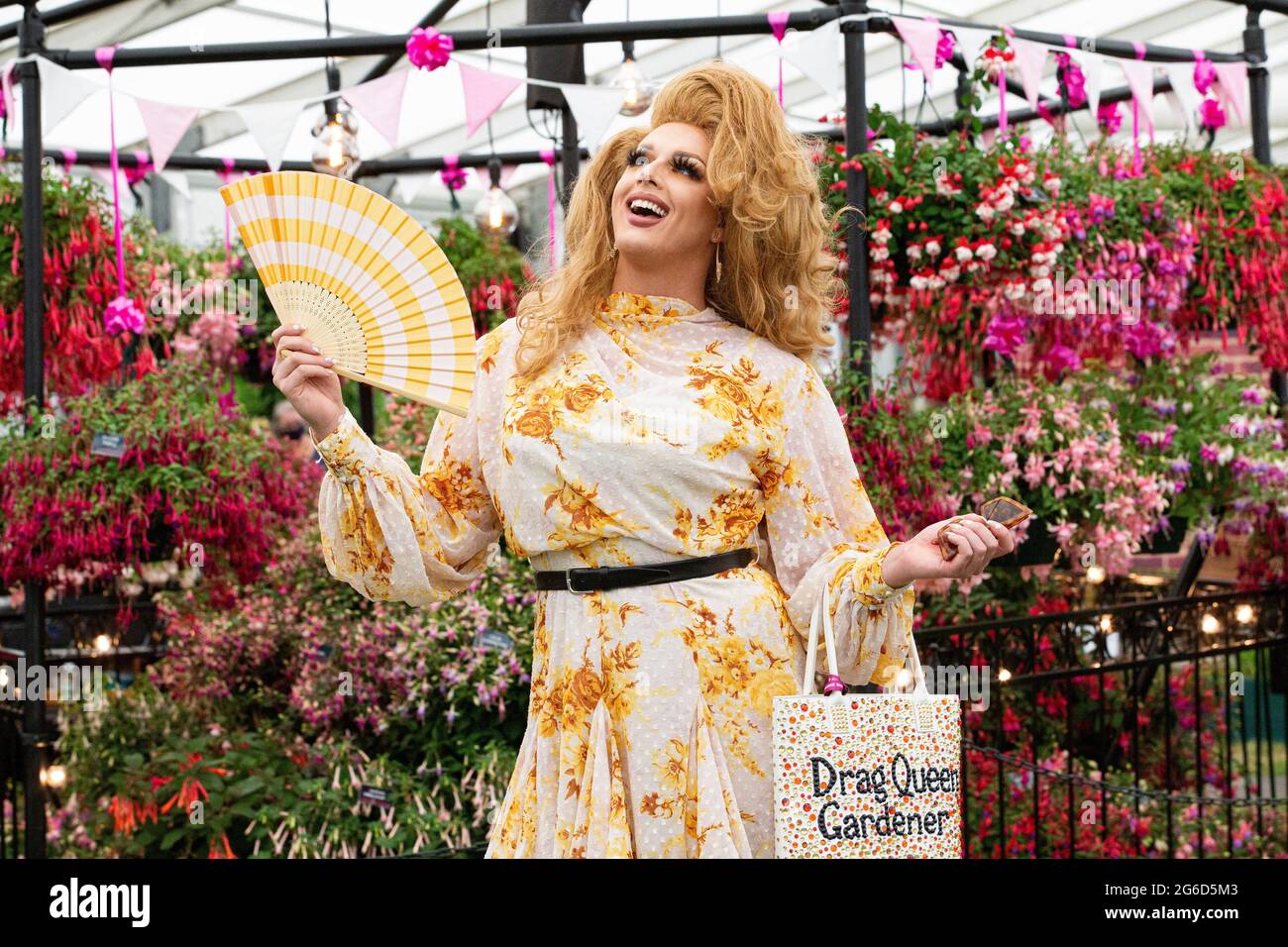 Londres, Royaume-Uni. 5 juillet 2021. Drag Queen Daisy Desire, le Drag Queen Gardener. Aperçu de la presse du RHS Hampton court Palace Garden Festival qui se tiendra du 6 au 11 juillet. Crédit : Mark Thomas/Alay Live News Banque D'Images