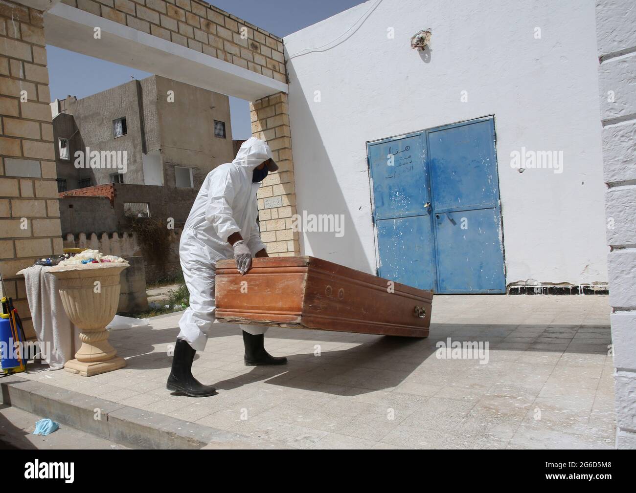 Kairouan, Tunisie. 1er janvier 2000. (NOTE DE LA RÉDACTION: L'image dépeint la mort)UN employé de la municipalité tunisienne vu portant un dossier d'une victime de COVID-19 à l'hôpital Ibn al-Jazzar dans la ville de Kairouan, dans le centre-est. La Tunisie a placé la capitale Tunis et la ville de Bizerte, dans le nord du pays, sous confinement partiel à partir de juillet 14, afin de limiter les cas quotidiens record de coronavirus et de décès. (Photo de Jdidi Wassim/SOPA Images/Sipa USA) crédit: SIPA USA/Alay Live News Banque D'Images