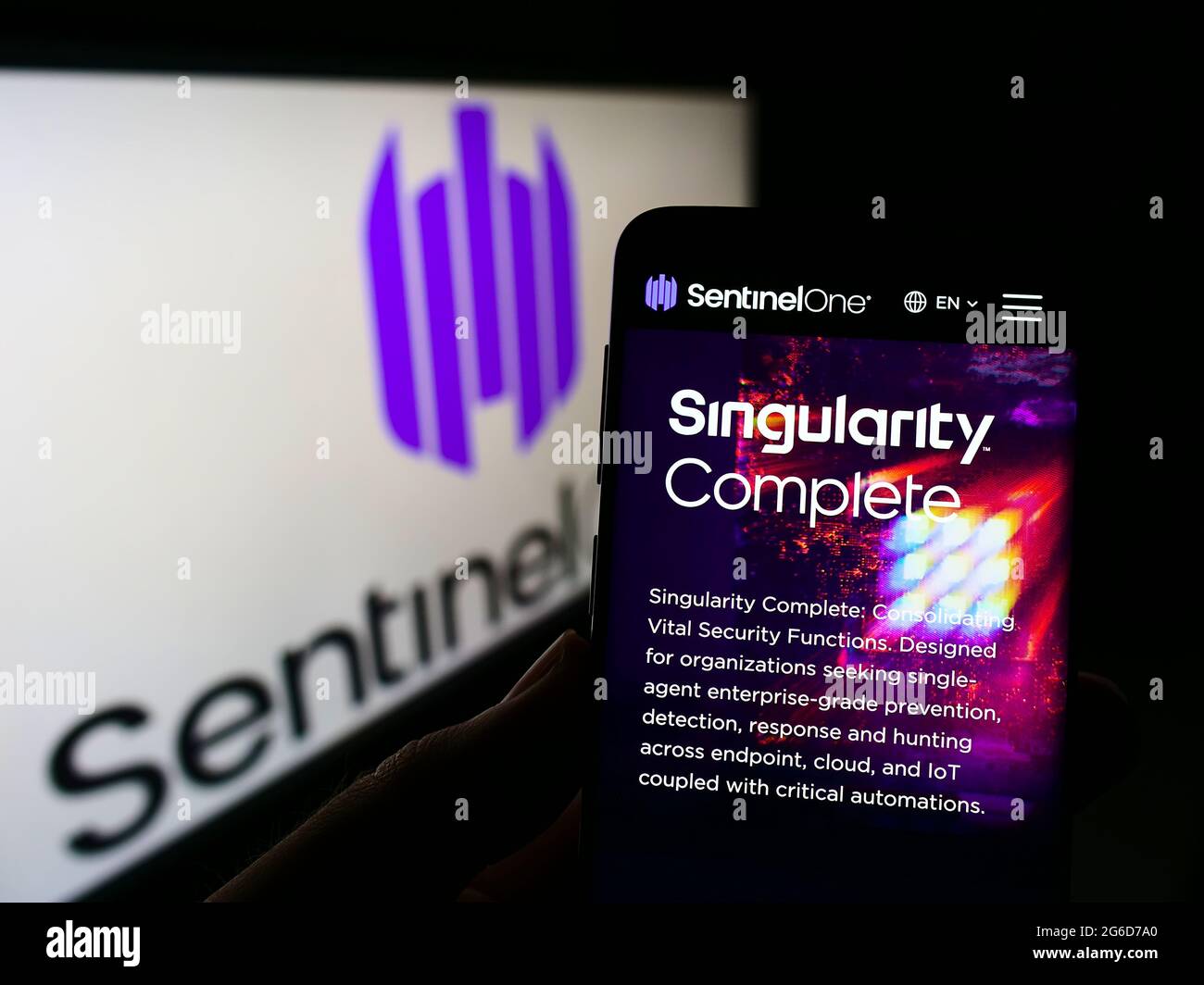 Personne tenant un téléphone mobile avec la page Web de la société de cybersécurité Sentinel Labs (SentinelOne) à l'écran avec le logo. Concentrez-vous sur le centre de l'écran du téléphone. Banque D'Images