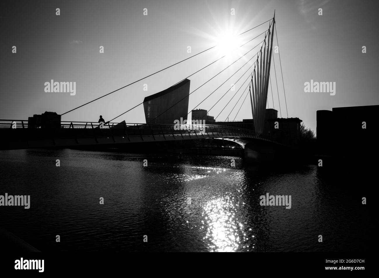 Salford Quays Manchester, pont britannique au-dessus de la rivière et de la ligne d'horizon moderne Banque D'Images