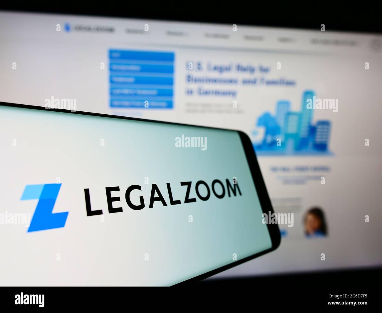 Téléphone mobile avec logo de la société américaine de technologie juridique LegalZoom.com Inc. À l'écran devant le site Web. Mise au point au centre-gauche de l'écran du téléphone. Banque D'Images