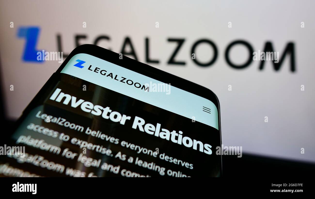 Téléphone portable avec le site Web de la société américaine de technologie juridique LegalZoom.com Inc. À l'écran devant le logo d'entreprise. Faites la mise au point dans le coin supérieur gauche de l'écran du téléphone. Banque D'Images