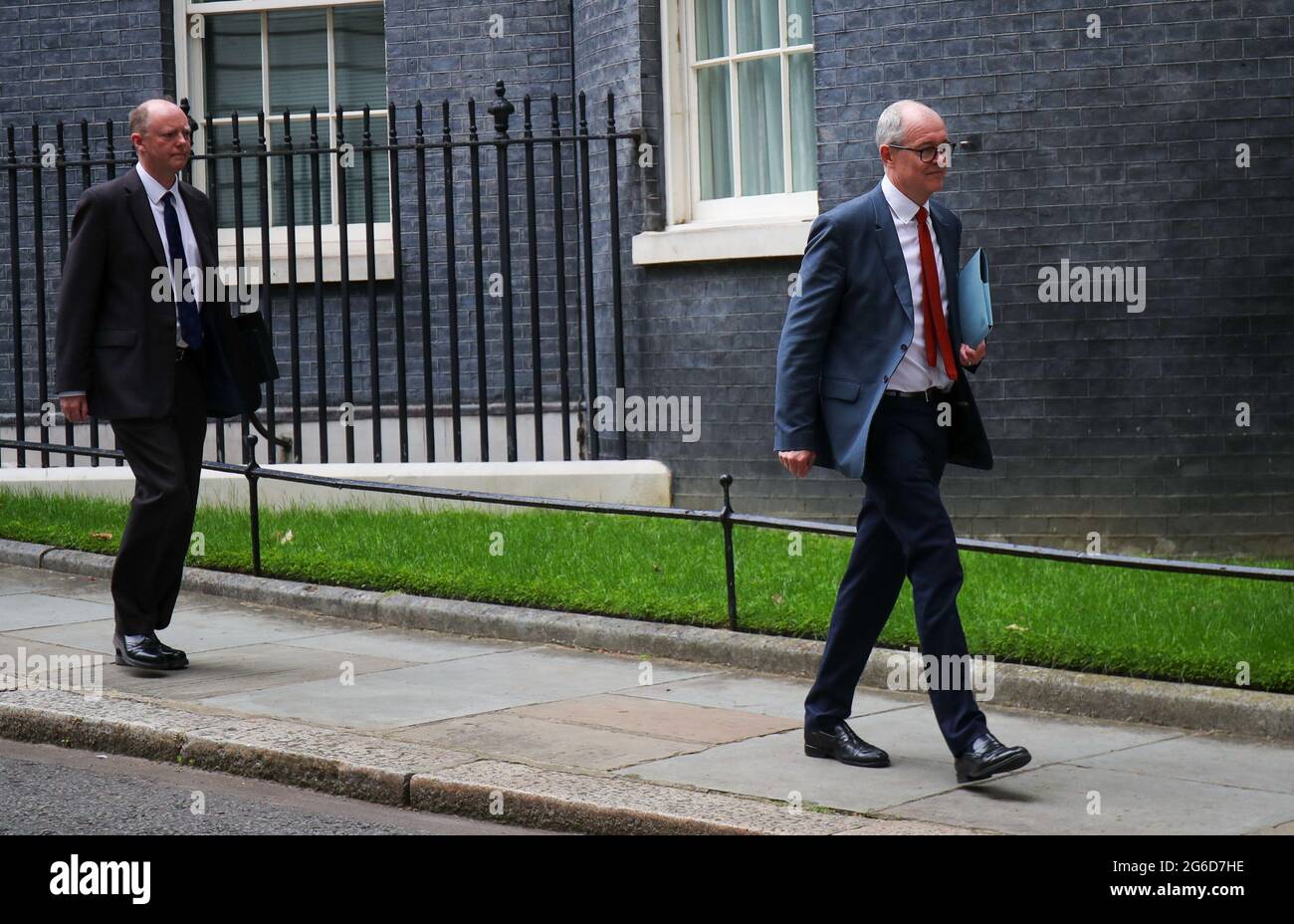 LONDRES, ANGLETERRE, JUILLET 05 2021, Chris Whitty et Patrick Vallance quittent 10 Downing Street pour Covid-19 Briefing . La quasi-totalité des restrictions Covid-19, y compris le port de masques faciaux et les distances sociales, seront levées à partir du 19 juillet Banque D'Images