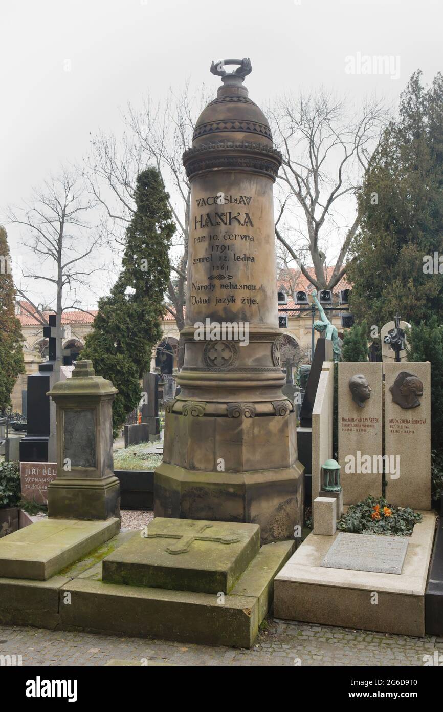 Tombe du philologue tchèque Václav Hanka (1791 - 1861) au cimetière de Vyšehrad à Prague (République tchèque). Banque D'Images