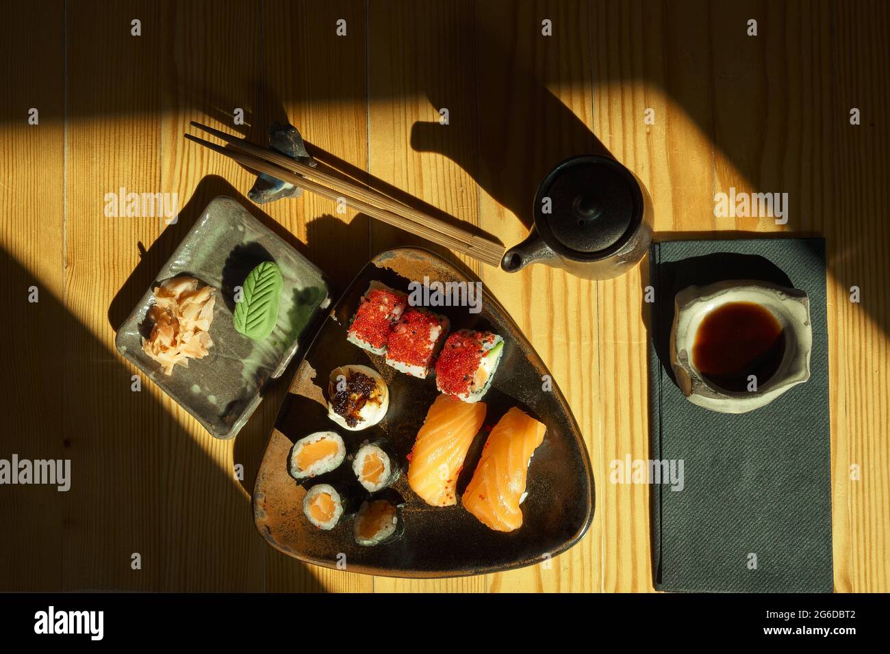 De l'assiette ci-dessus avec un assortiment de petits pains à sushis servis sur une table avec des baguettes et de la sauce soja dans le restaurant japonais Banque D'Images