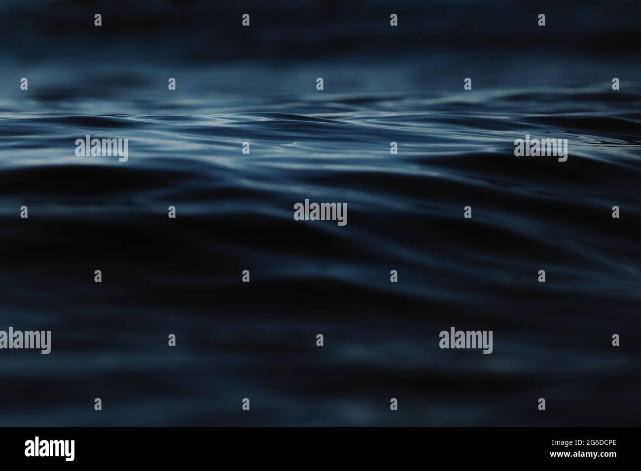 Gros plan de quelques vagues se déplaçant dans la mer Banque D'Images