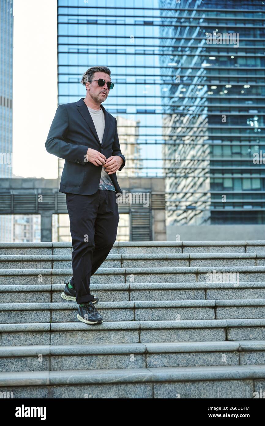 Homme d'affaires se promenant dans les bâtiments du bureau Banque D'Images