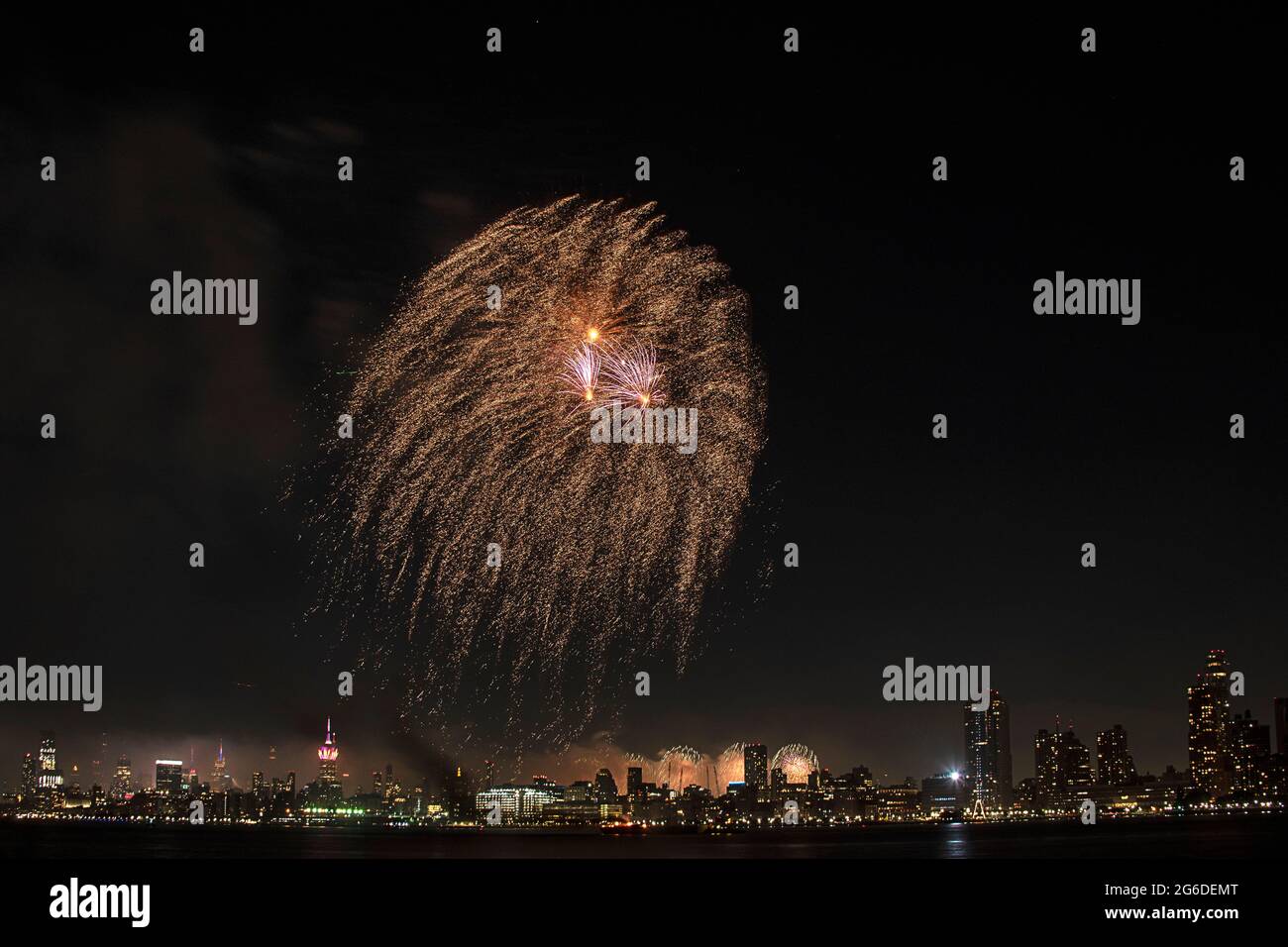 Feux d'artifice dans la zone de métro de New York Banque D'Images