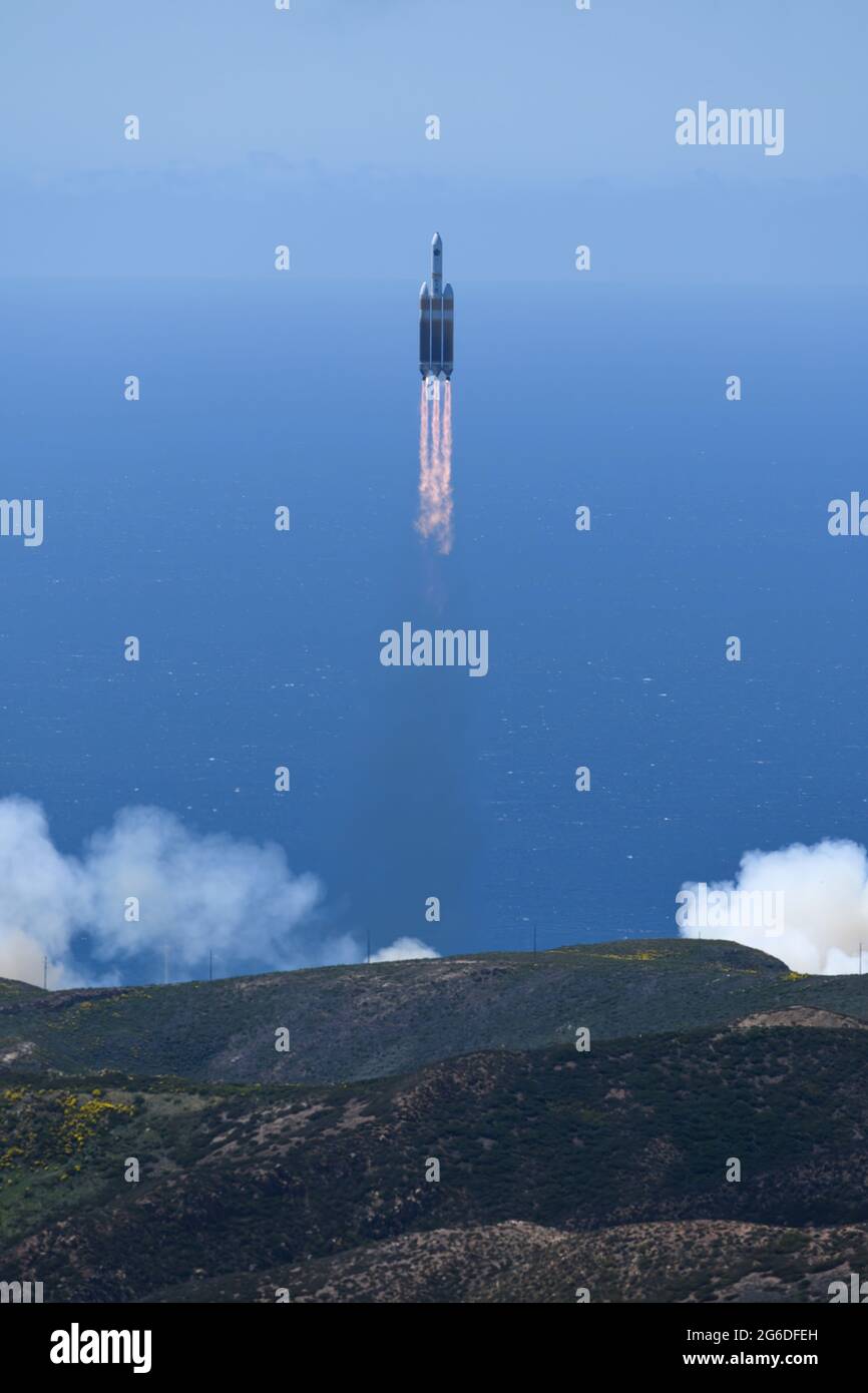 Une fusée lourde Delta IV United Launch Alliance transportant une charge utile du Bureau national de reconnaissance lancée par l'équipe Vandenberg du Space Launch Complex-6 ici lundi à 13 h 47 PDT. Il s'agissait du neuvième Delta IV-Heavy lancé à partir de Vandenberg, le premier lancement ayant lieu le 20 janvier 201, et c'est la plus grande fusée jamais lancée depuis la côte ouest des États-Unis. (É.-U. Photo Space Force par Michael Peterson) Banque D'Images