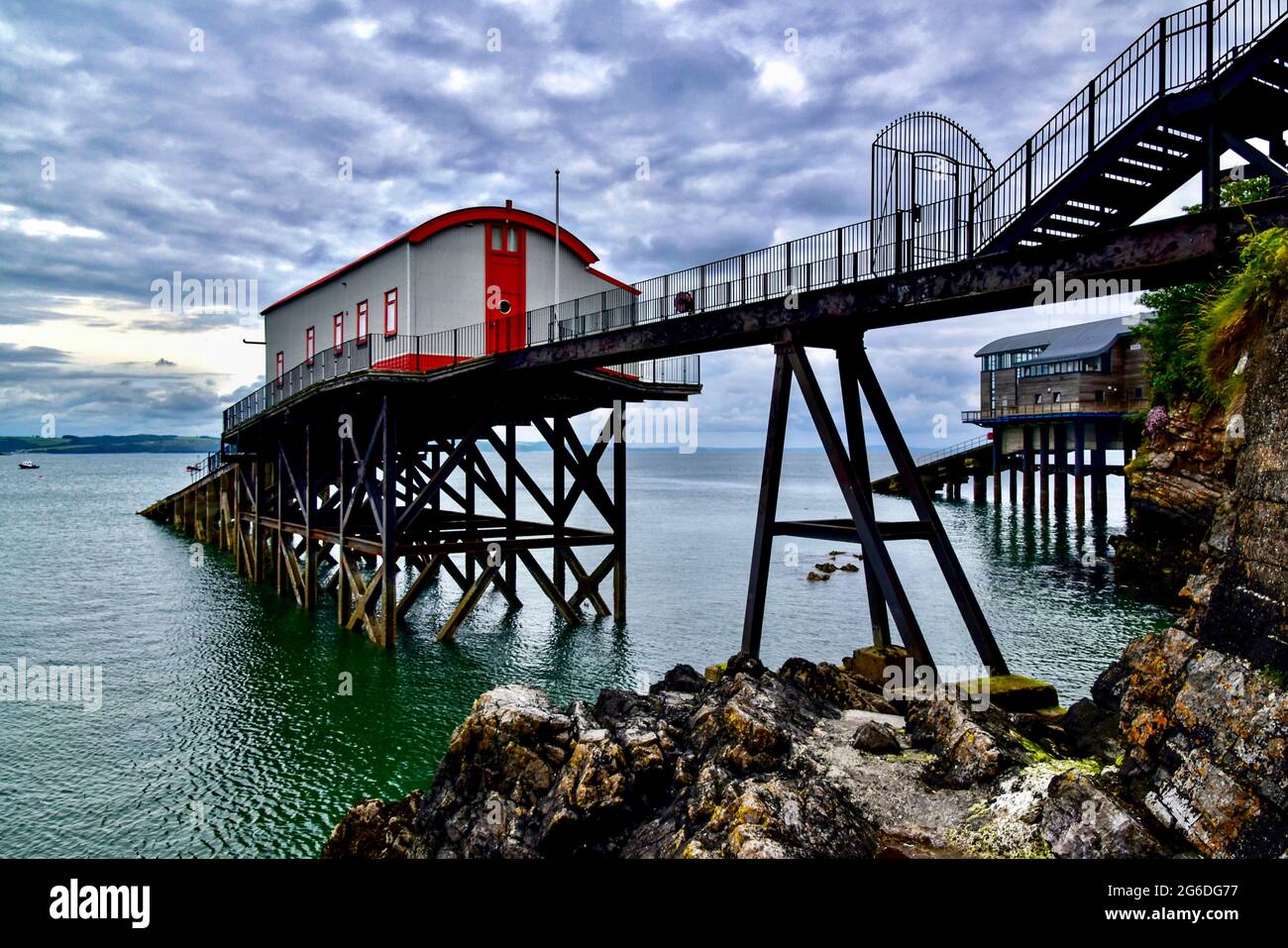 Tenby anciennes et nouvelles stations de sauvetage. Banque D'Images