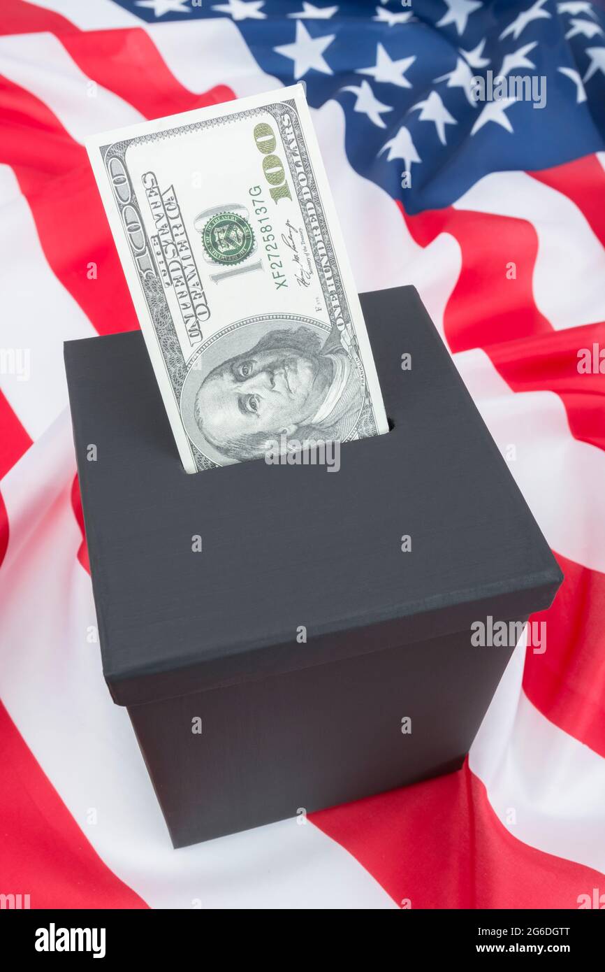 BILLET de 100 dollars US / 100 $ avec côté opposé de George Washington + boîte de vote factice et étoiles et rayures froissés. Pour acheter des votes, la politique collecte de fonds US Banque D'Images