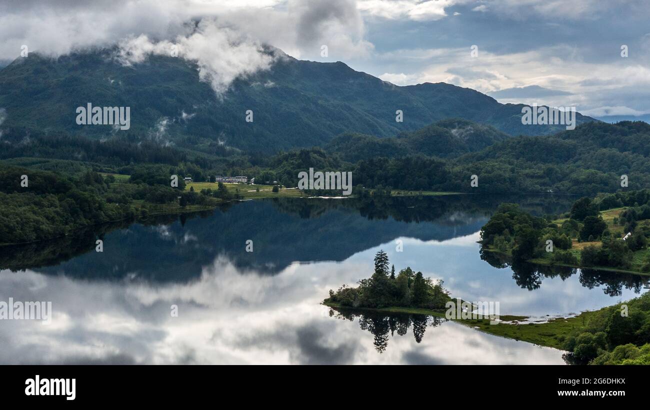 Loch Achray, Loch Lomond et parc national de Trossachs, Écosse, Royaume-Uni. 4 juillet 2021. Photo : le Loch Achray se transforme en miroir reflétant la beauté naturelle exceptionnelle des régions avec l'hôtel Loch Achray en arrière-plan au pied des montagnes. Crédit : Colin Fisher/Alay Live News Banque D'Images