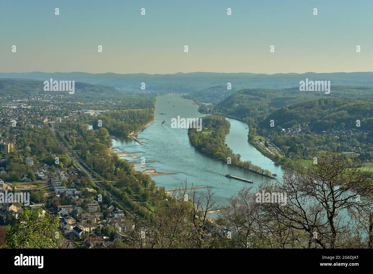 Vue panoramique sur la vallée du Rhin depuis le point de vue au sommet de la colline de Drachenfels, Koenigswinter, Allemagne Banque D'Images
