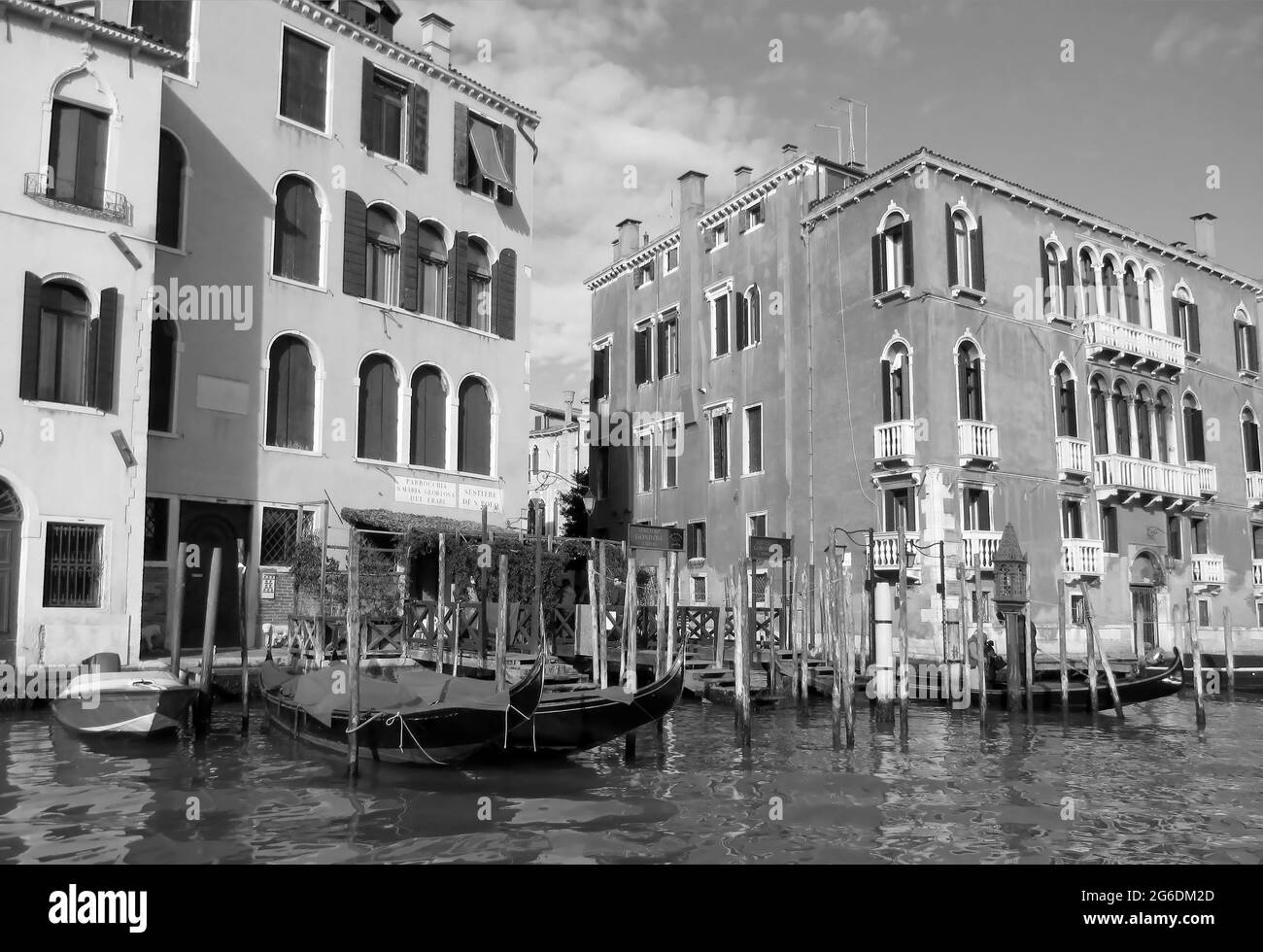 Impressionnants bâtiments traditionnels le long du Grand Canal de Venise, Italie en Monochrome Banque D'Images
