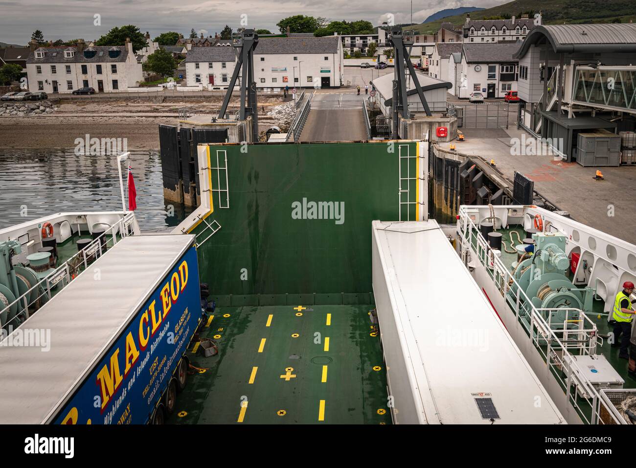 Une image HDR de 3 prises de vue du ferry calédonien MacBrayne 'Loch Seaforth' qui se charge à Ullapool en direction de Stornoway, île de Lewis, Écosse. 19 juin 2021 Banque D'Images