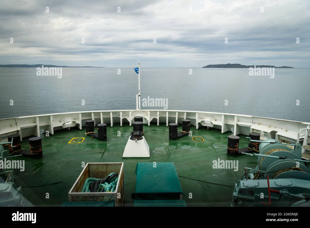 Une image HDR de 3 prises de vue du col de l'avant du ferry calédonien MacBrayne 'Loch Seaforth' quittant Loch Broom pour Stornoway, Écosse.19 juin 2021 Banque D'Images