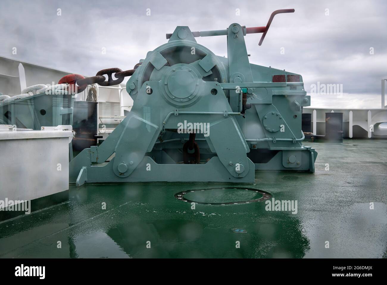 Une image HDR de 3 prises de vue du port Anchor Windlass du ferry calédonien MacBrayne 'Loch Seaforth' traversant le Minch, en Écosse. 19 juin 2021 Banque D'Images