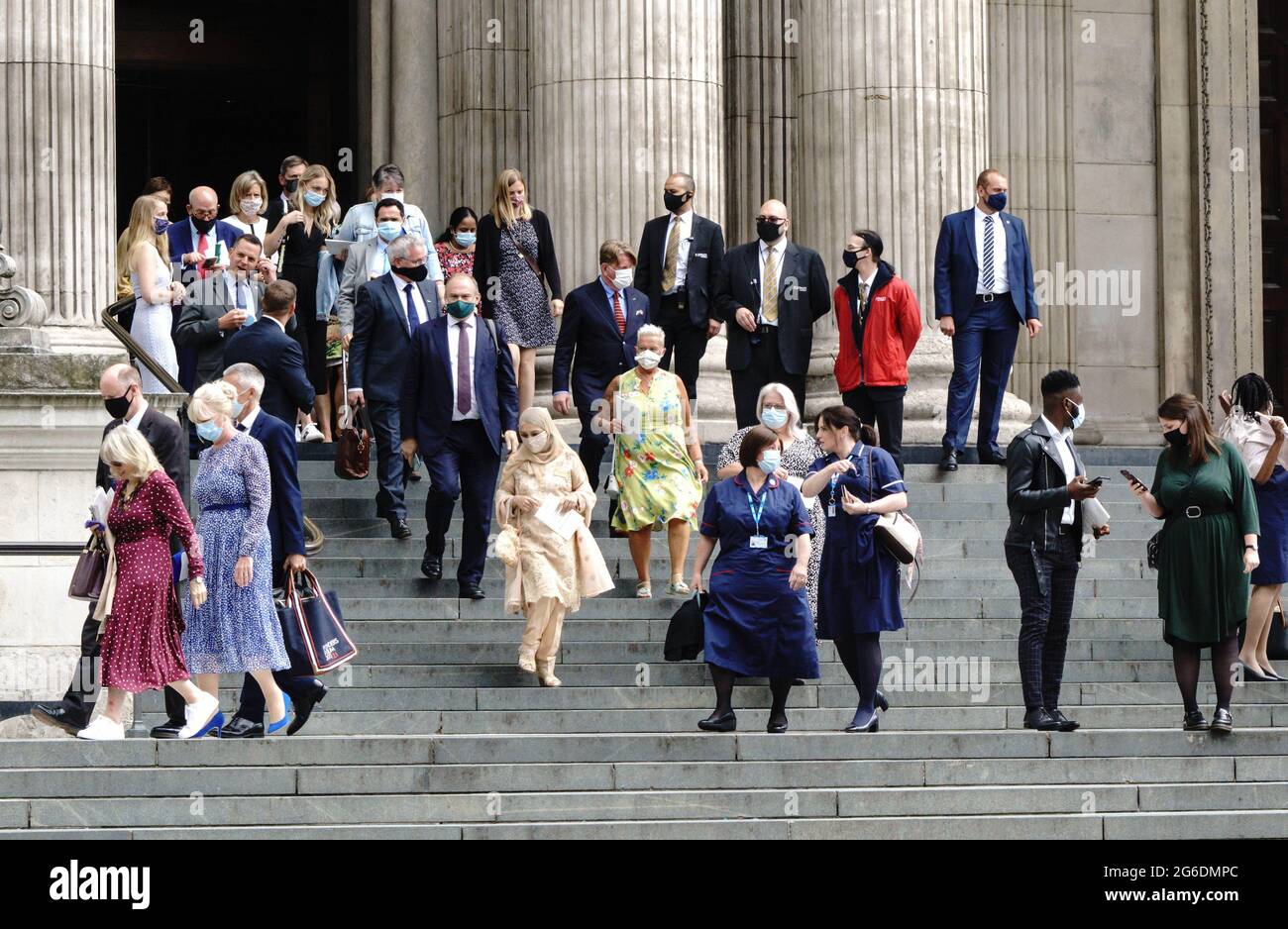 Les infirmières et autres membres du personnel du NHS quittent la cathédrale St Pauls après un service de Thanksgiving pour commémorer son 73e anniversaire. Banque D'Images