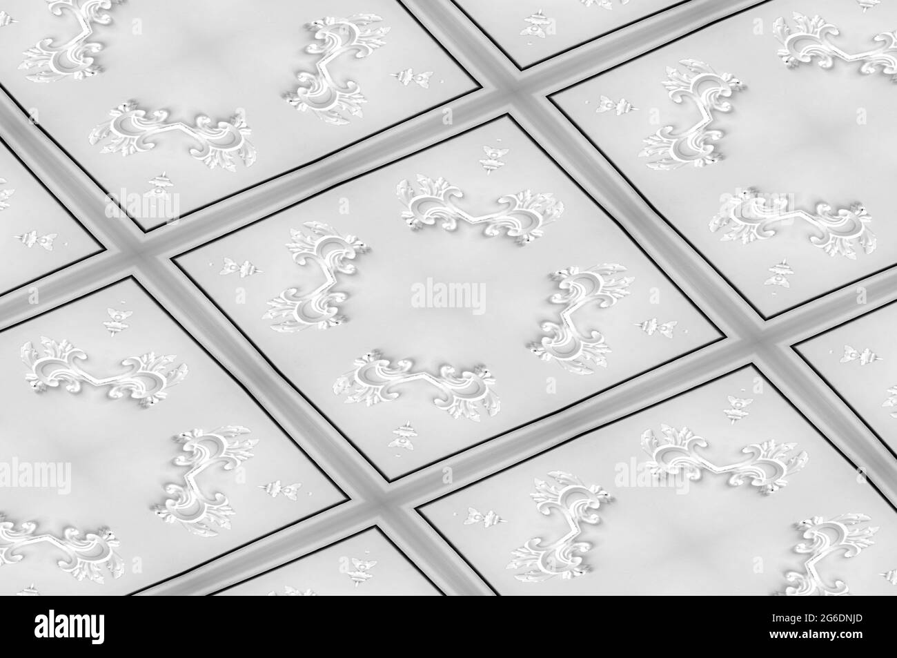 Le plafond victorien vintage est doté de carreaux carrés avec un élégant scrollwork blanc. Banque D'Images