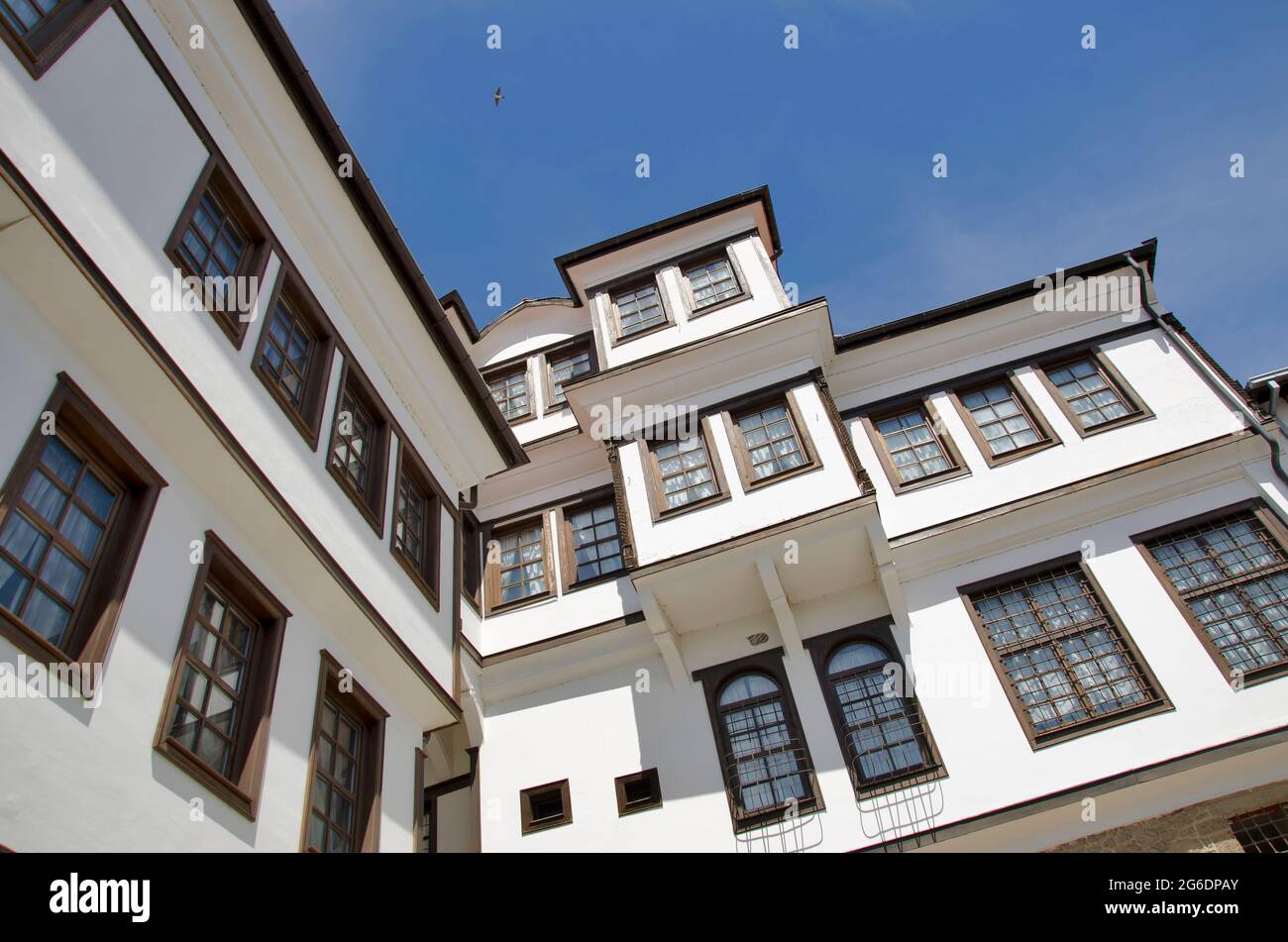 Ancienne maison blanche abandonnée de style vintage avec des fenêtres en bois sur ciel bleu clair Banque D'Images