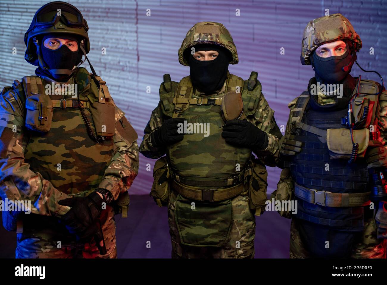 Groupe d'hommes en tenue militaire de protection debout devant l'appareil photo Banque D'Images