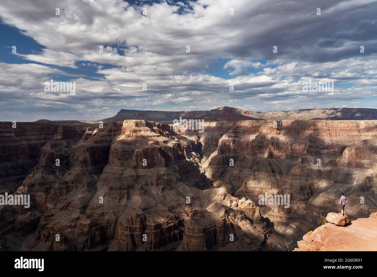 Les murs naturels du Grand Canyon s'offrent à vous dans un décor nuageux Banque D'Images
