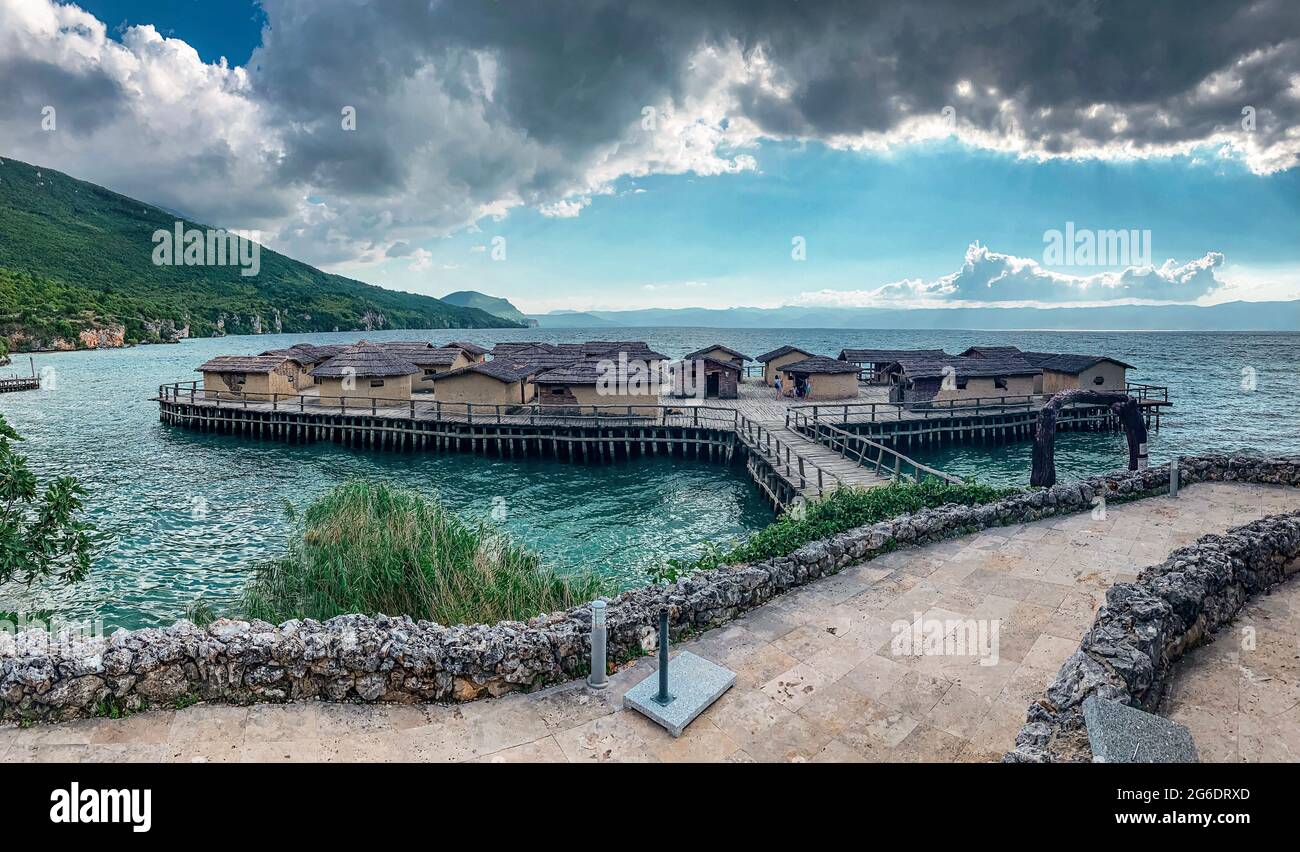 Cottages à Port avec ciel bleu et nuages, montagnes en arrière-plan Banque D'Images