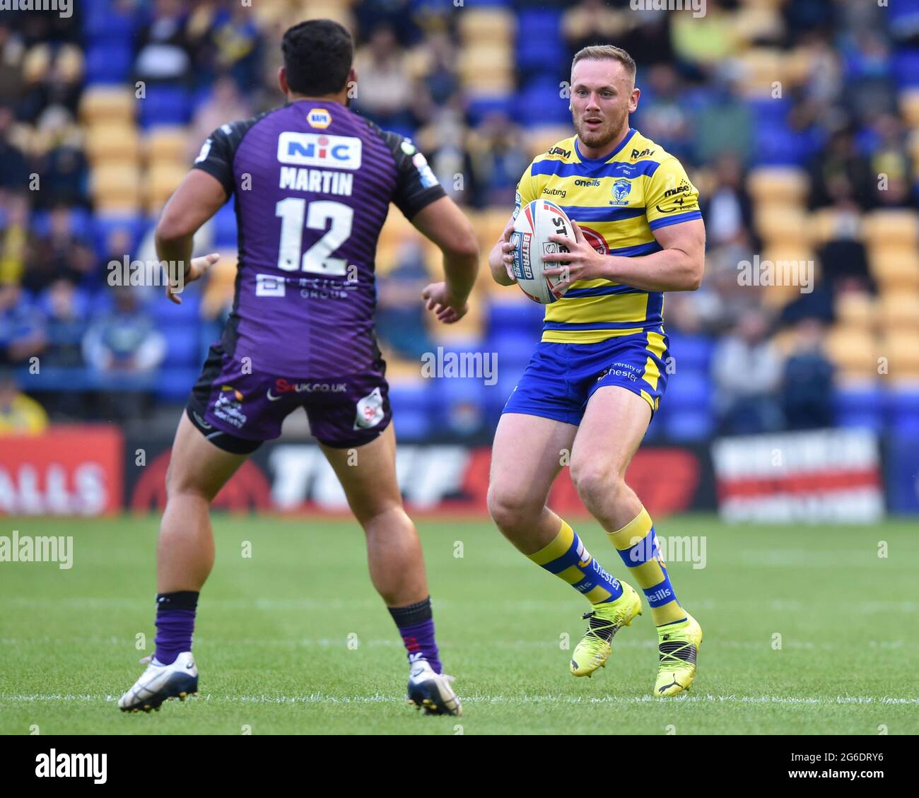 Warrington, Royaume-Uni. 05e juillet 2021. Mike Cooper (10) de Warrington Wolves devant Rhyse Martin (12) de Leeds Rhinos à Warrington, Royaume-Uni, le 7/5/2021. (Photo de Richard long/ RL Photography/News Images/Sipa USA) crédit: SIPA USA/Alay Live News Banque D'Images