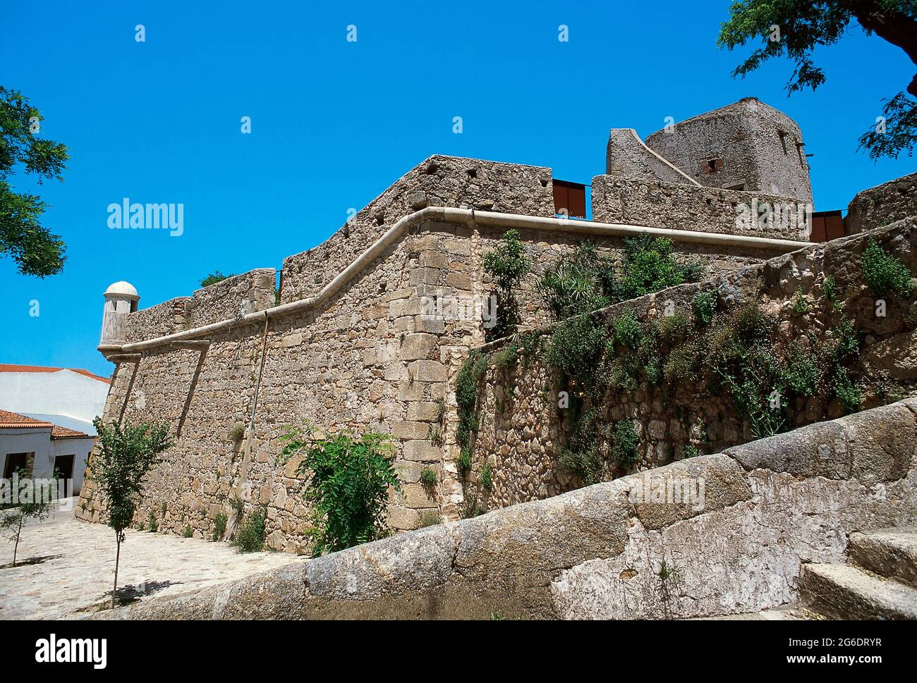 Espagne, Estrémadure, province de Caceres, Valence de Alcántara. Vue sur le château, qui date du XIIIe siècle avec une première disposition d'origine arabe. Il a été pris des musulmans en 1220 par García Sánchez, Maître de l'ordre d'Alcántara. Plus tard, le roi Alfonso IX l'a donné à l'ordre, auquel la forteresse appartenait jusqu'en 1574. Aux XVIIe et XVIIIe siècles, il a été réaménagé plusieurs fois. Banque D'Images