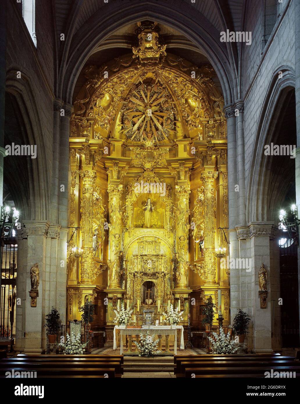 Espagne, Communauté de Madrid, Torrelaguna. Église de Santa Maria Magdalena. Déclaré monument historique-artistique. Vue générale du retable de l'autel principal, attribué au tomé Narciso (1690-1742) au XVIIIe siècle, doré par Bernardo Mortoles. Dans la partie centrale de l'retable, une niche abrite la sculpture du Saint patron de l'église, l'pénitente Mary Magdalene, faite par Luis Salvador Carmona (1708-1767) au deuxième tiers du XVIIIe siècle. Banque D'Images